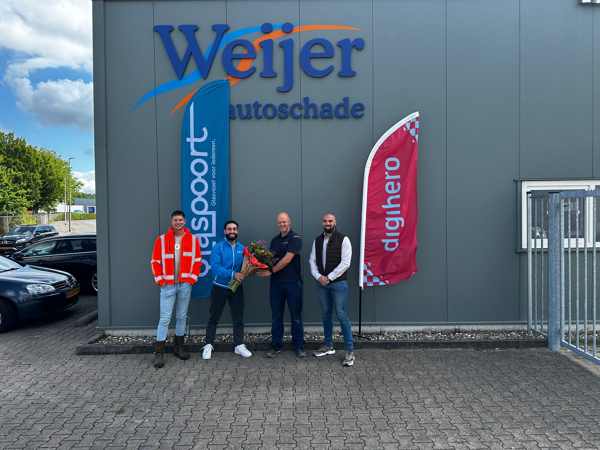 Eerste glasvezelaansluiting op De Hemrik bij Weijer Autoschade