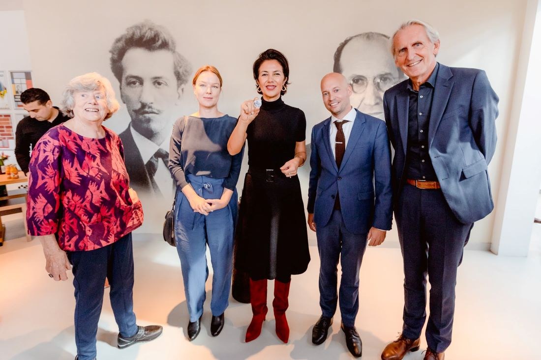 Staatssecretaris Gunay Uslu slaat Piet Mondriaan Vijfje