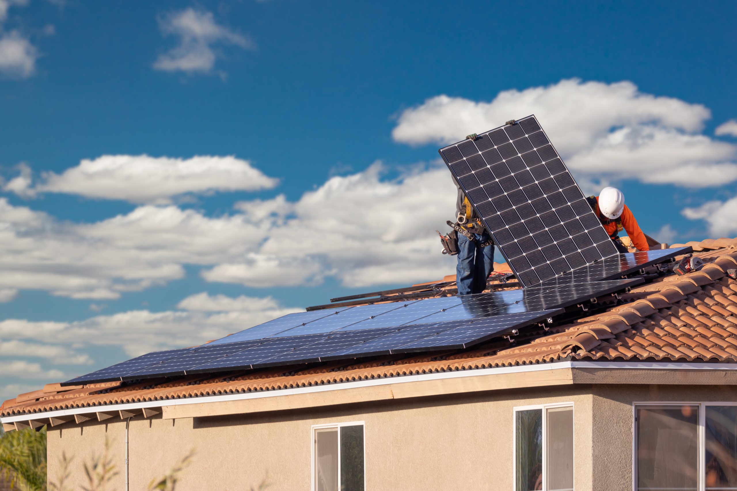 Zonnepanelen verhuurder HalloStroom groeit hard en breidt directie uit