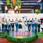 In het kader van de wereldwijde promotie van gezondheid en innovatie lanceert Taiwan External Trade Development Council (TAITRA) een internationale competitie met het thema 'Go Healthy with Taiwan'. Het initiatief is afkomstig van de International Trade Administration (TITA), onderdeel van het Taiwanese ministerie van Economische Zaken, en wordt uitgevoerd door TAITRA, de nationale organisatie voor exportbevordering. Met deze competitie wil Taiwan grensoverschrijdende samenwerking stimuleren en hun positie als toonaangevende speler in de wereldwijde gezondheidsindustrie versterken. Vertegenwoordigers vanuit de Taiwanese overheid, de gezondheidssector en de academische wereld tijdens de lancering van 'Go Healthy with Taiwan'. Samenwerking en innovatie Met 'Go Healthy with Taiwan' wil Taiwan samen met internationale partners een gezondere toekomst creëren. De wereldwijde oproep richt zich op overheden, instellingen, bedrijven en (non-profit)organisaties – en alle innovators die hieraan verbonden zijn. Nederlandse bedrijven, startups, scale-ups en kennisinstellingen worden uitgenodigd om hun innovatieve oplossingen in te zenden. Zij worden middels de competitie uitgedaagd om concrete, schaalbare voorstellen in te dienen waarin Taiwanese hoogwaardige gezondheidsproducten en holistische oplossingen zijn geïntegreerd. De drie beste inzendingen worden elk beloond met $30.000. Daarnaast krijgen zij de kans om potentiële samenwerkingen en commercialiserings mogelijkheden met Taiwanese bedrijven te verkennen tijdens een gezamenlijke handelsmissie naar Taiwan. Het doel van dit initiatief is niet alleen om de internationale zichtbaarheid van Taiwan binnen de gezondheidsindustrie te vergroten, maar ook om bij te dragen aan het verbeteren van wereldwijde gezondheidsnormen en het welzijn in steden, gemeenschappen en bedrijfsomgevingen. "Deze internationale oproep benadrukt niet alleen de kracht en innovatie van de uitgebreide gezondheidsindustrie van Taiwan, maar moedigt ook de samenwerking met wereldwijde partners aan. Gezamenlijk kunnen we slimme, duurzame en gezonde levensstijlen ontwikkelen door middel van de geavanceerde technologieën en oplossingen die Taiwan te bieden heeft," zo benadrukt Joe Chou, Executive Vice President van TAITRA. Koploper in gezondheidsindustrie De internationale campagne en competitie wordt dit jaar voor de tweede keer georganiseerd door TAITRA en richt zich dit jaar voor het eerst ook op de Nederlandse markt. Deze keuze is geen toeval: Nederlandse bedrijven zijn geen onbekende op het gebied van de vijf strategische sectoren waarop dit initiatief zich dit jaar focust, namelijk: slimme gezondheidszorgtechnologieën, medische esthetiek en welzijnscontroles, fitnessapparatuur, sporttechnologieën en fietsen. Taiwan staat wereldwijd, net als Nederland, bekend om zijn fietscultuur en draagt met trots de bijnaam 'Bicycle Kingdom'. Dit dankzij een robuust fietstechnologiecluster dat wordt ondersteund door toonaangevend onderzoek en ontwikkeling. Daarnaast is het land een drijvende kracht in de wereldwijde overgang naar net-zero-emissies en een belangrijke schakel in duurzame toeleveringsketens. Ook op andere fronten is Taiwan een koploper: het behoort tot de grootste producenten van fitnessapparatuur ter wereld, met een sterke focus op AI-integratie en innovatie. Op het gebied van slimme gezondheidszorg benut Taiwan zijn ICT- en halfgeleiderkennis in combinatie met een geavanceerd medisch systeem, waardoor het in staat is om geïntegreerde, toekomstgerichte oplossingen te leveren die wereldwijd toepasbaar zijn. Aanmelden voor 'Go Healthy with Taiwan' 'Go Healthy with Taiwan' borduurt voort op het succes van 'Go Green with Taiwan' uit 2024, dat maar liefst 396 inzendingen uit 45 landen ontving. TAITRA mikt dit jaar op meer dan 500 inzendingen uit vijf continenten. De ingezonden voorstellen worden beoordeeld op excellentie in vier categorieën, waaronder: voordelen ter verbetering van gezondheid en welzijn, verbinding tussen producten of oplossingen van Taiwanese ondernemingen, innovatie, en haalbaarheid.