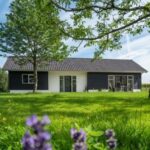 Efficiënt en verrassend veelzijdig Prefab (voluit: prefabricatie) betekent simpelweg dat onderdelen van een woning in de fabriek worden voorbereid en pas op locatie worden gemonteerd. Dit zorgt voor aanzienlijk kortere bouwtijden, minder faalkosten, minder materiaalverspilling en minder overlast op de bouwplaats. Dankzij technologische ontwikkelingen is prefab bovendien veel flexibeler geworden dan vroeger. Niet alleen de bouwsnelheid, maar ook de hoge mate van precisie en kwaliteitscontrole in een geconditioneerde omgeving zijn grote voordelen. Prefab en hout: een natuurlijke match Een opvallende trend is de opkomst van prefab houtbouw. Hout is sterk, goed te bewerken en bovenal een hernieuwbare grondstof. Wanneer het hout afkomstig is uit duurzaam beheerde bossen, draagt prefab houtbouw bij aan een lagere CO₂-uitstoot en een circulaire bouweconomie. Daarbij is het esthetisch aantrekkelijk en sluit het naadloos aan op de huidige woonwensen met een natuurlijke uitstraling. Mantelzorgwoningen op korte termijn Prefab is bij uitstek geschikt voor mantelzorgwoningen. Deze woonvorm vereist vaak snelheid, flexibiliteit en een toekomstbestendige afwerking. Dankzij de slimme bouwmethode kan een complete prefab mantelzorgunit binnen enkele maanden gerealiseerd worden, inclusief optimale isolatie en afwerking. Zo wordt op korte termijn voorzien in een zorgbehoefte, zonder in te leveren op woonkwaliteit of uitstraling. Combinatie met maatwerk Waar prefab voorheen vooral werd toegepast bij grootschalige projecten, is het nu ook erg aantrekkelijk voor particulieren. Dankzij slimme maatwerk oplossingen zijn de mogelijkheden vrijwel eindeloos. Van een strak ontworpen tuinkantoor tot een luxe villa met karakter. Van een ruime vakantiewoning tot een duurzame tiny house. Met maatwerk en prefab hoeft snel bouwen niet gelijk te staan aan standaard en sober. Integendeel: er is volop ruimte voor persoonlijke stijl, unieke indelingen en duurzame innovaties zoals warmtepompen of zonnepanelen. Prefab blijft voorlopig in opmars, zowel bij grootschalige woningbouwprojecten als bij particuliere bouwinitiatieven. Vooral voor mantelzorgwoningen waar snelheid vaak cruciaal is, biedt deze bouwmethode uitkomst. Door te kiezen voor prefab houtbouw ontstaat er een ideale mix van efficiëntie en flexibiliteit. De mogelijkheden voor maatwerk zijn eindeloos en sluiten perfect aan bij duurzame ambities. Zo vormt prefab een toekomstbestendige keuze voor iedereen die comfortabel en bewust wil bouwen.