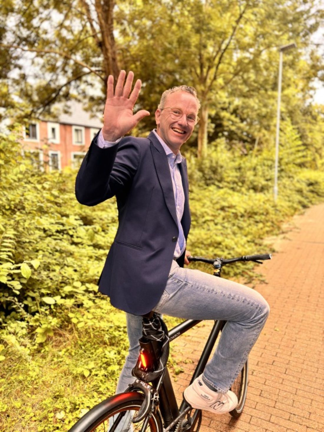 Op de foto is Hugo Houppermans te zien op zijn fiets naar het werk.