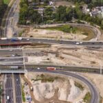 Vervanging van het viaduct over de Hoofdweg bij de A16 in Rotterdam, met zicht op lopende werkzaamheden