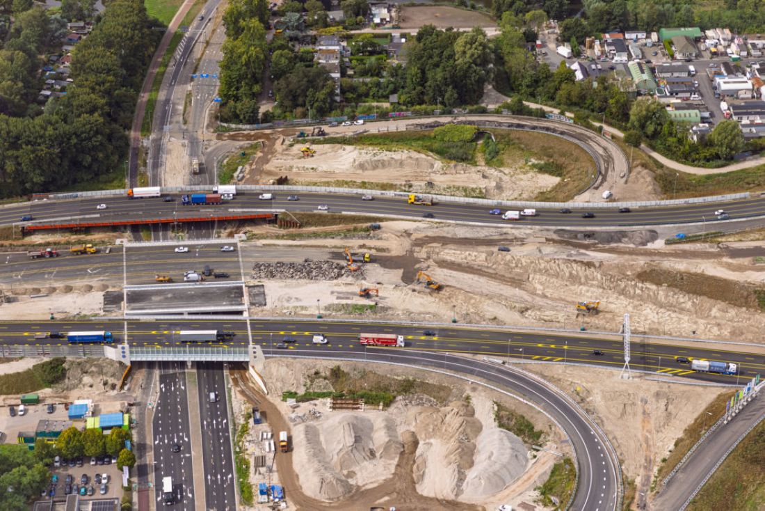 Vervanging van het viaduct over de Hoofdweg bij de A16 in Rotterdam, met zicht op lopende werkzaamheden