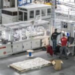"Mensen aan het werk in de Nederlandse industrie, waar de productie in juli 2025 in bijna de helft van de branches daalde."