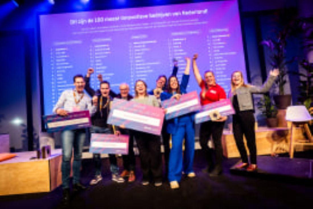 Rianne Rotink, CEO van Concord Neonatal, winnaar van de KVK Innovatie Top 100 2024, poseert tijdens de prijsuitreiking.