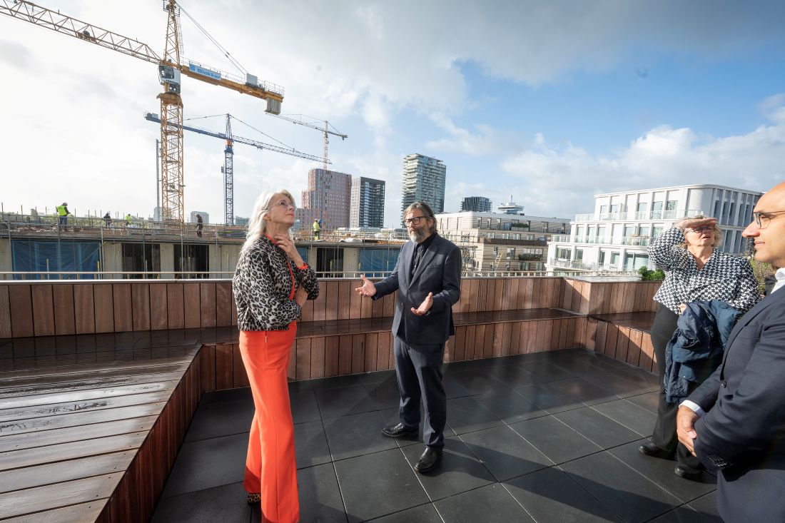 Minister Mona Keijzer bezoekt een innovatief woningbouwproject in Amsterdam-Noord en bekijkt de voortgang van De Louise/Poppies.