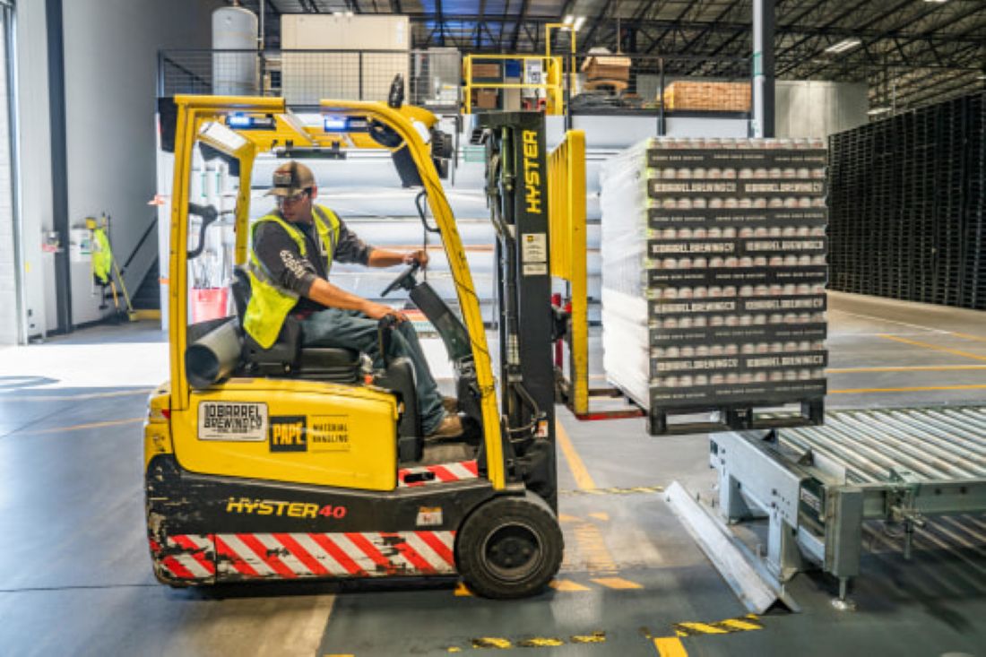 Persoon aan het werk in de Nederlandse maakindustrie, benadrukt kwetsbaarheid voor cyberaanvallen en het belang van cybersecurity.