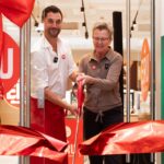Opening van de eerste ERU Smeerbar in Hoog Catharijne Utrecht, met Victor Abeln en Nel de Lange die het lint doorknippen.