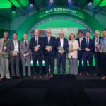 Minister Robert Tieman opent symbolisch de nieuwe A16 Rotterdam, omringd door wethouders, gedeputeerde en samenwerkingspartners.