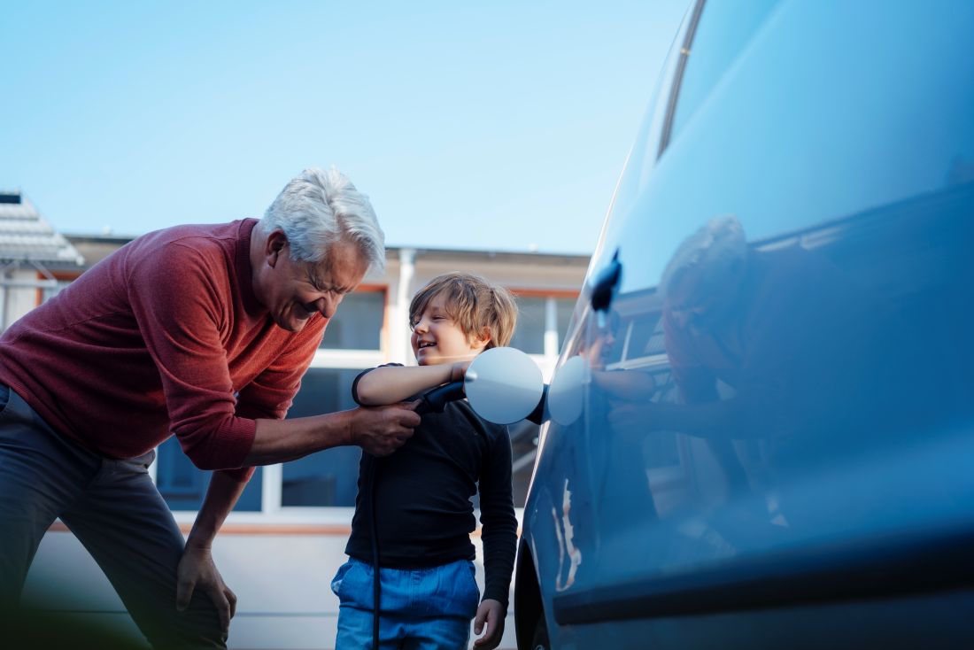 leaserijder laad zijn elektrische auto via Ayvens en Plugsurfing, met inzicht in laadkosten en toegang tot meer dan 1 miljoen laadpunten in Europa.