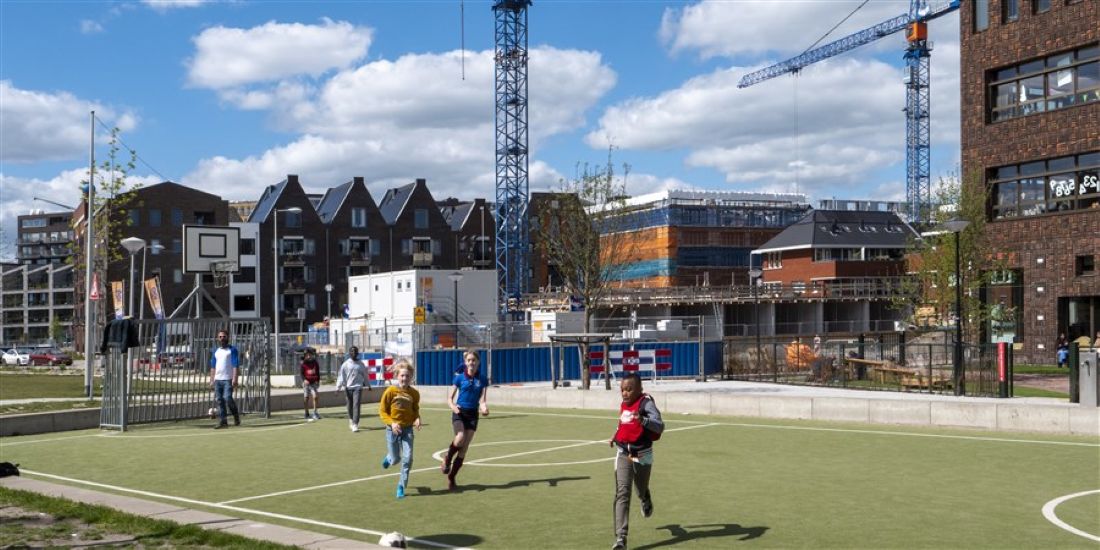 Nieuwbouwwoningen van woningcorporaties in een stedelijke wijk, onderdeel van de 9,1 duizend corporatiewoningen opgeleverd in de eerste helft van 2025, vooral in steden zoals Amsterdam en Enschede.