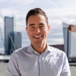 Portret van Rik Blokland, de nieuwe CEO van HR-platform Maqqie, glimlachend in een zakelijke omgeving.