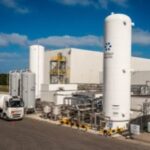 Bio-LNG tankstation in Amsterdam waar vrachtwagens duurzame brandstof van Nordsol en Shell kunnen tanken.