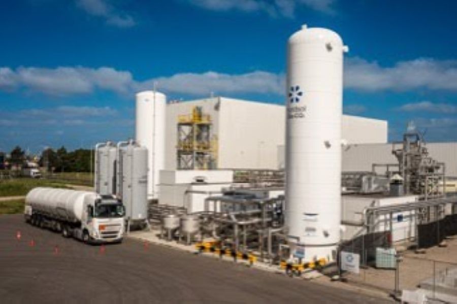 Bio-LNG tankstation in Amsterdam waar vrachtwagens duurzame brandstof van Nordsol en Shell kunnen tanken.