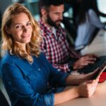 Werkende vrouw met collega