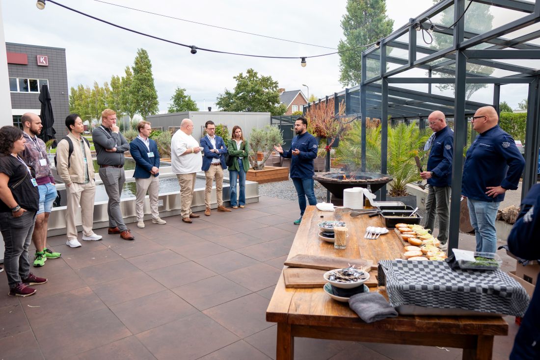 Deelnemers van High Tech, High Taste bij Koppert Cress bekijken en proeven innovatieve food & drinks-producten tijdens het netwerk- en inspiratie-event van Hilton Supply Management.