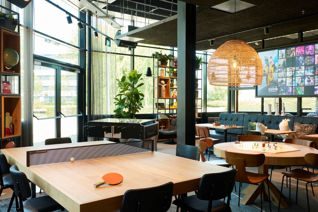 Moderne en stijlvolle hotelinterieur van IHCP, met comfortabele zithoeken, warme verlichting en uitnodigende sfeer.