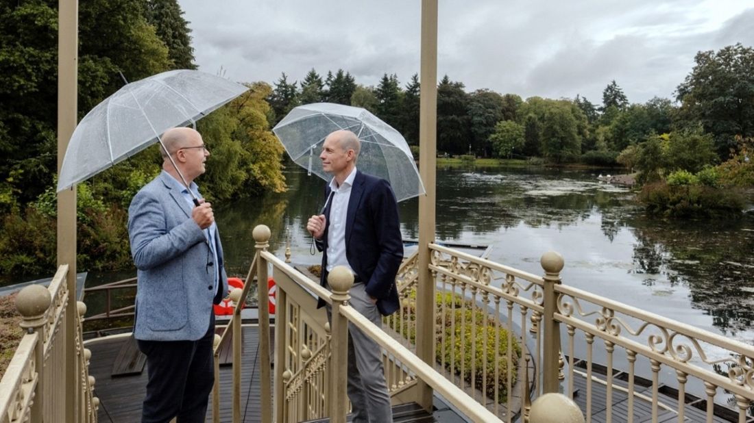 Efteling-directeur Fons Jurgens (links) en Jeroen van Vliet van Coca-Cola bij een opstapplaats voor bootjes in de Efteling. Foto: Merlin Daleman