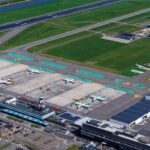 Luchtfoto van Rotterdam The Hague Airport met vliegtuigen en start- en landingsbaan
