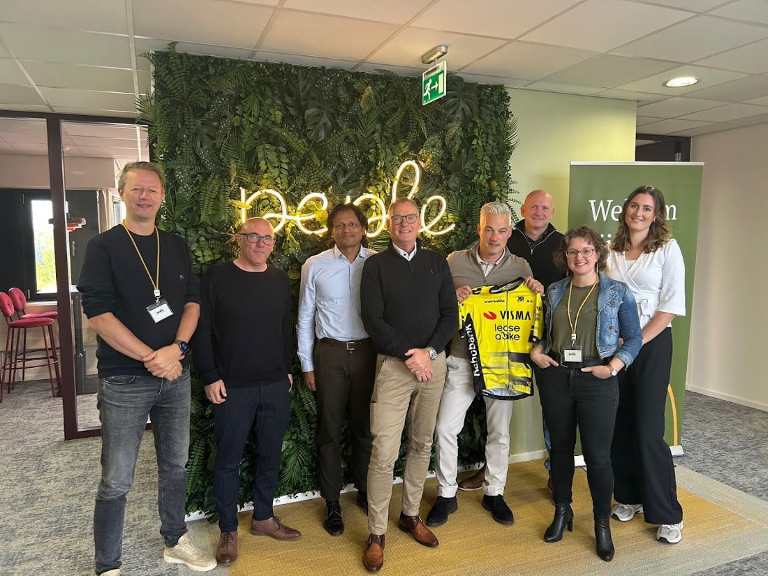 4PROCES en Visma Net naast elkaar, symbool voor hun samenwerking in één geïntegreerd platform voor processen en financiën.