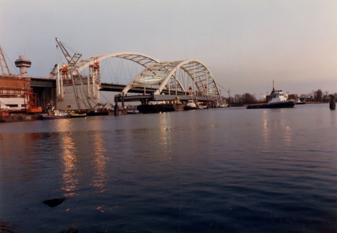 De tweede Van Brienenoordbrug bijna op haar definitieve locatie