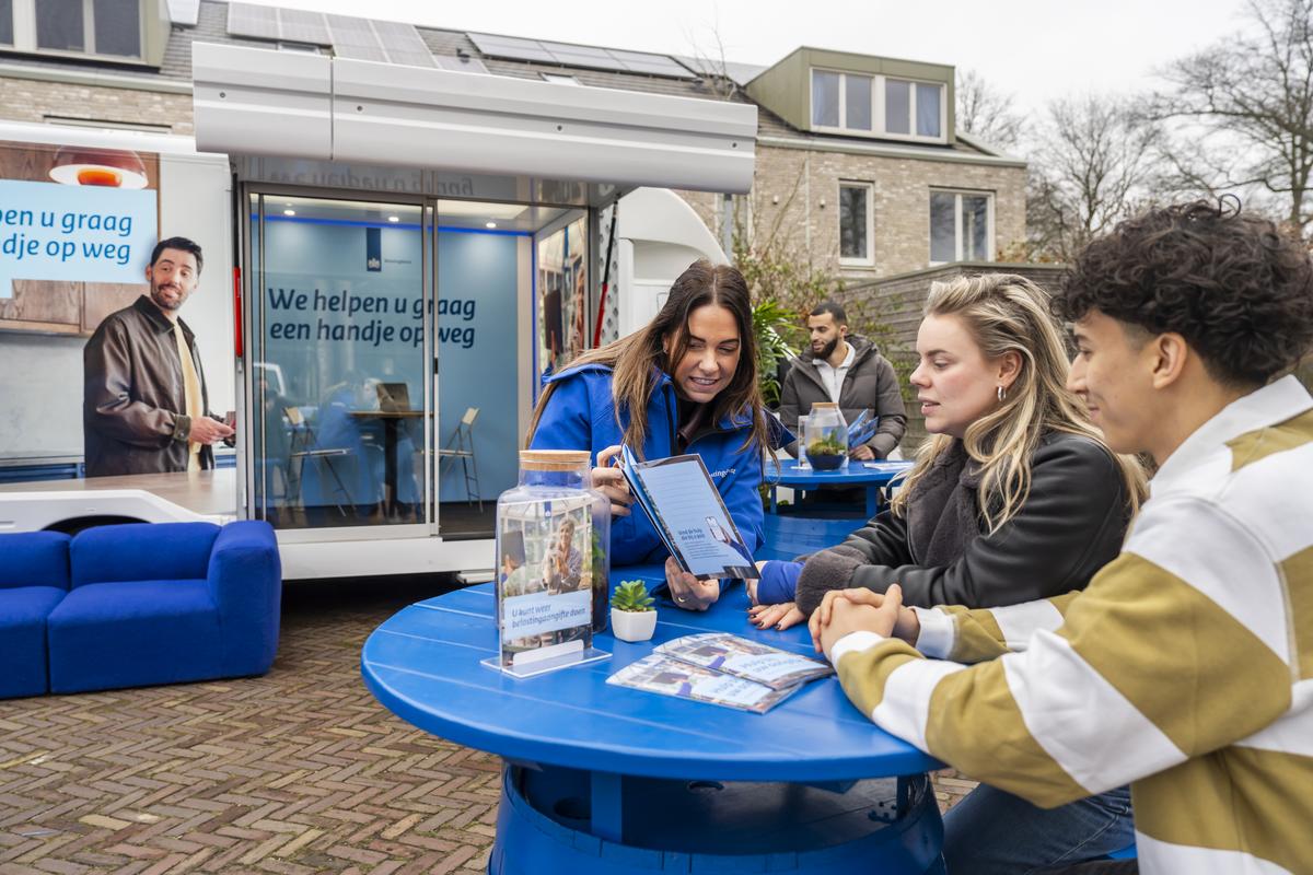Belastingdienst-bus biedt gratis hulp in Almere