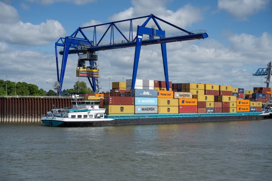 Duitse grenshaven Emmerich vergroot capaciteit met nieuwe containerkraan