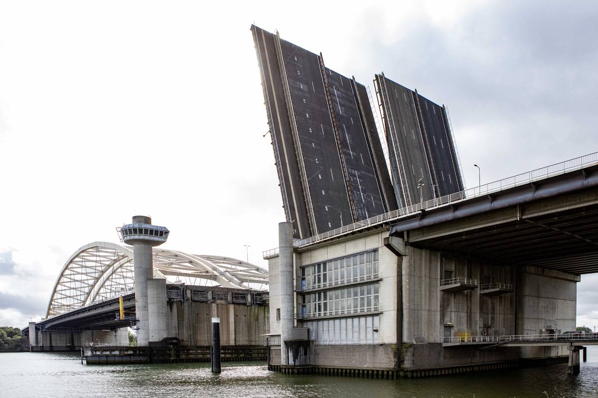 Rijkswaterstaat gunt eerste contract voor renovatie Van Brienenoordbrug