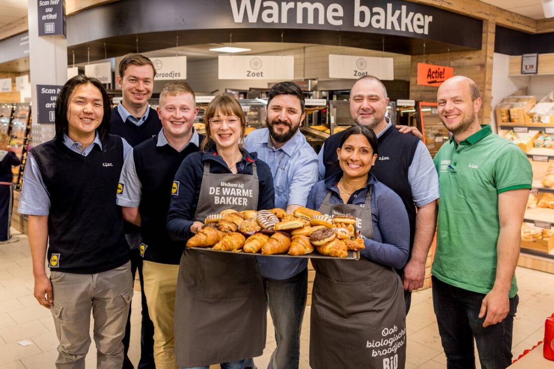 Supermarkt Lidl heropent vernieuwde winkel in Alphen aan den Rijn