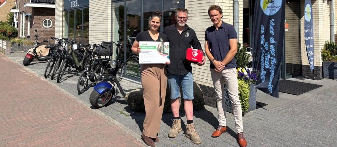 Texelse fietsverhuur krijgt AED-pakket van Univ Noord-Holland