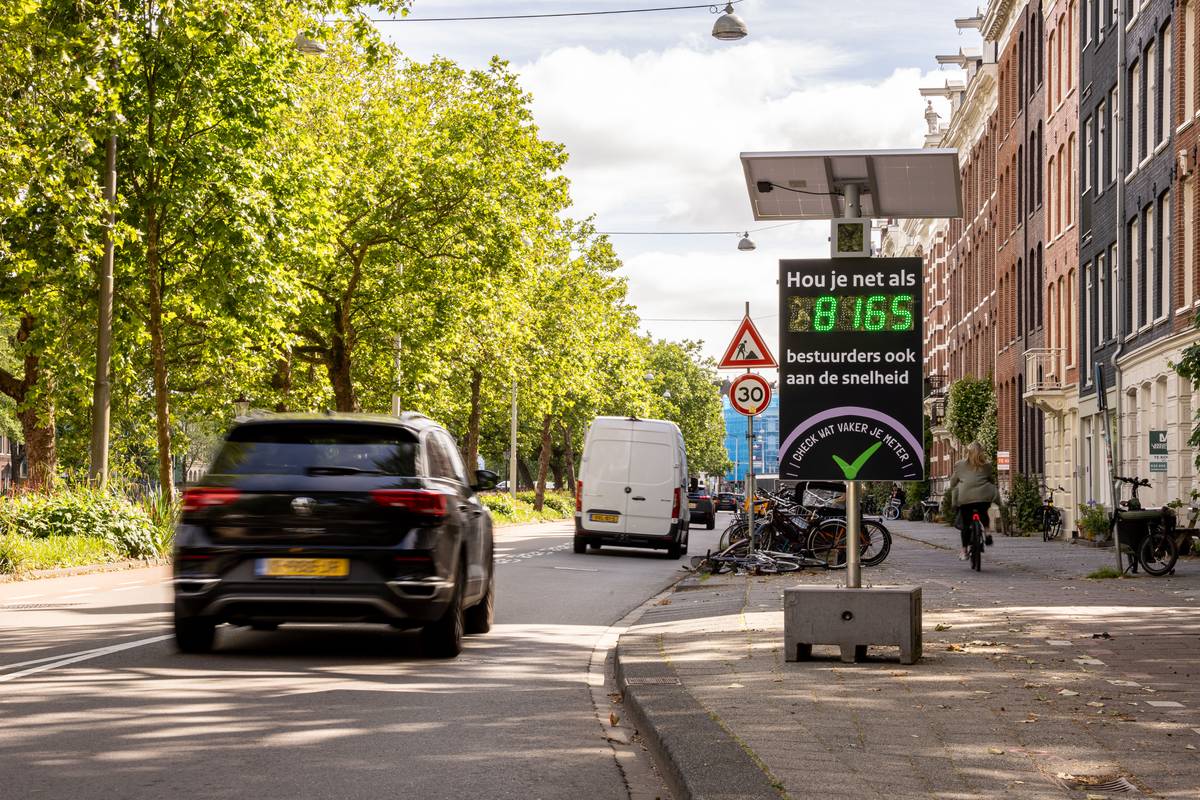 Vervoerregio Amsterdam zet tien snelheidsdisplays in tegen hardrijders
