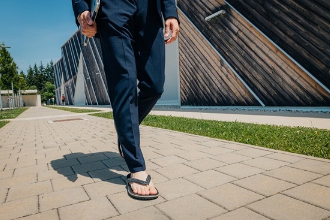 Etiquette-experts waarschuwen: slippers op werk zijn taboe