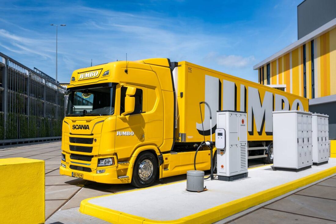 Jumbo opent megawatt laadplein voor elektrische vrachtwagens