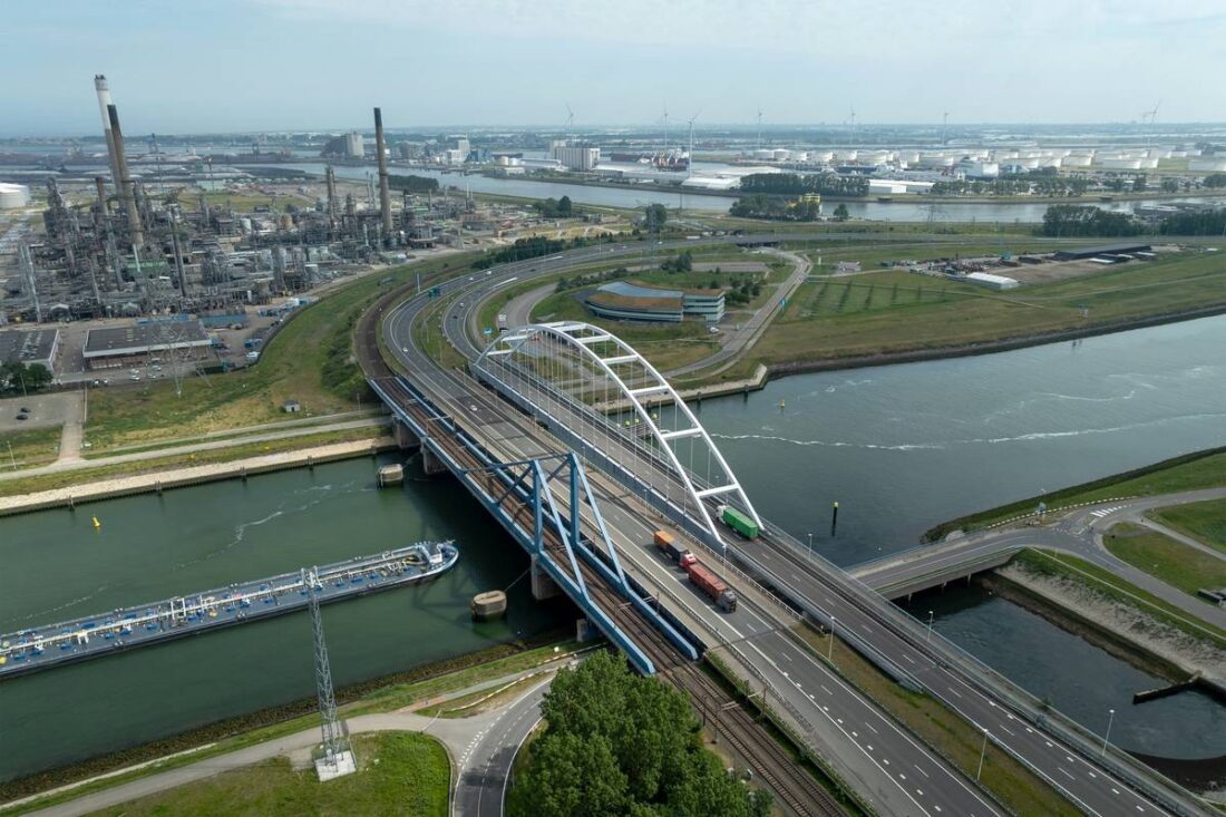 Suurhoffbrug A15 richting Maasvlakte krijgt verkeersbeperking