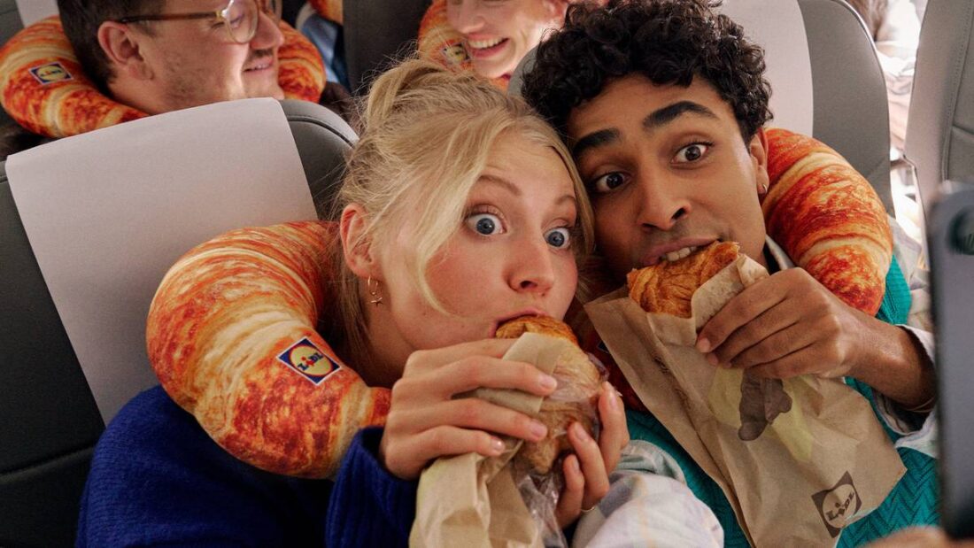 Lidl lanceert croissant-reiskussen tijdens Paris Fashion Week