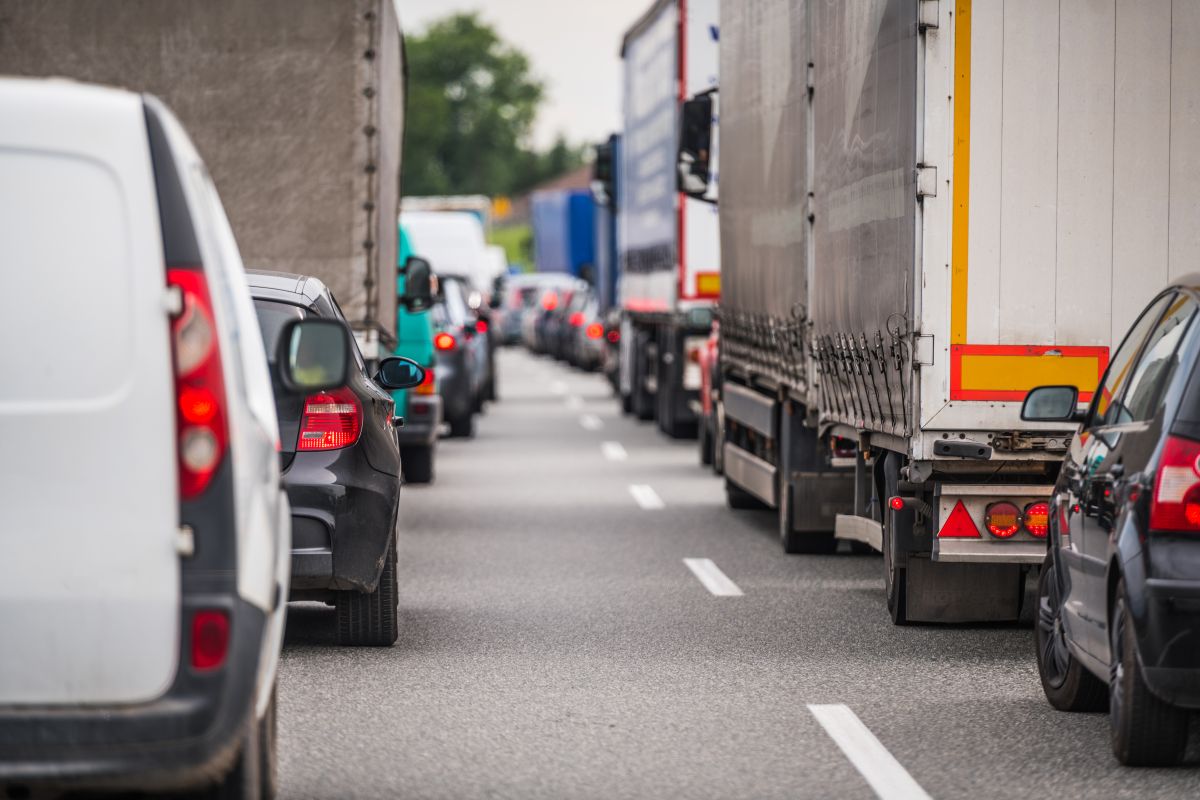 Wegverkeer stoot voor eerst sinds corona minder CO2 uit
