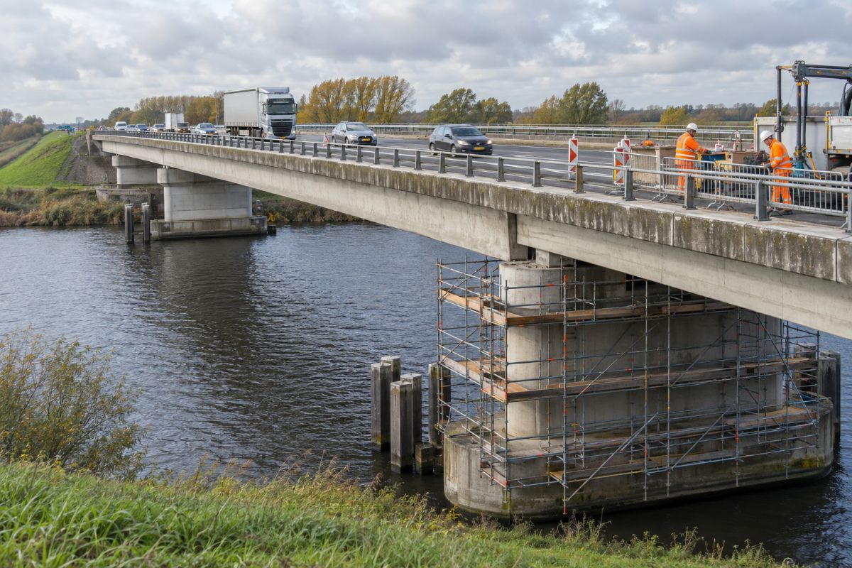 Kabinet maakt 18 miljard euro vrij voor wegen, spoor en bruggen