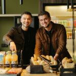 Bedrijfscatering op kantoor lunchbuffet met belegde broodjes, verse salades en fruit)