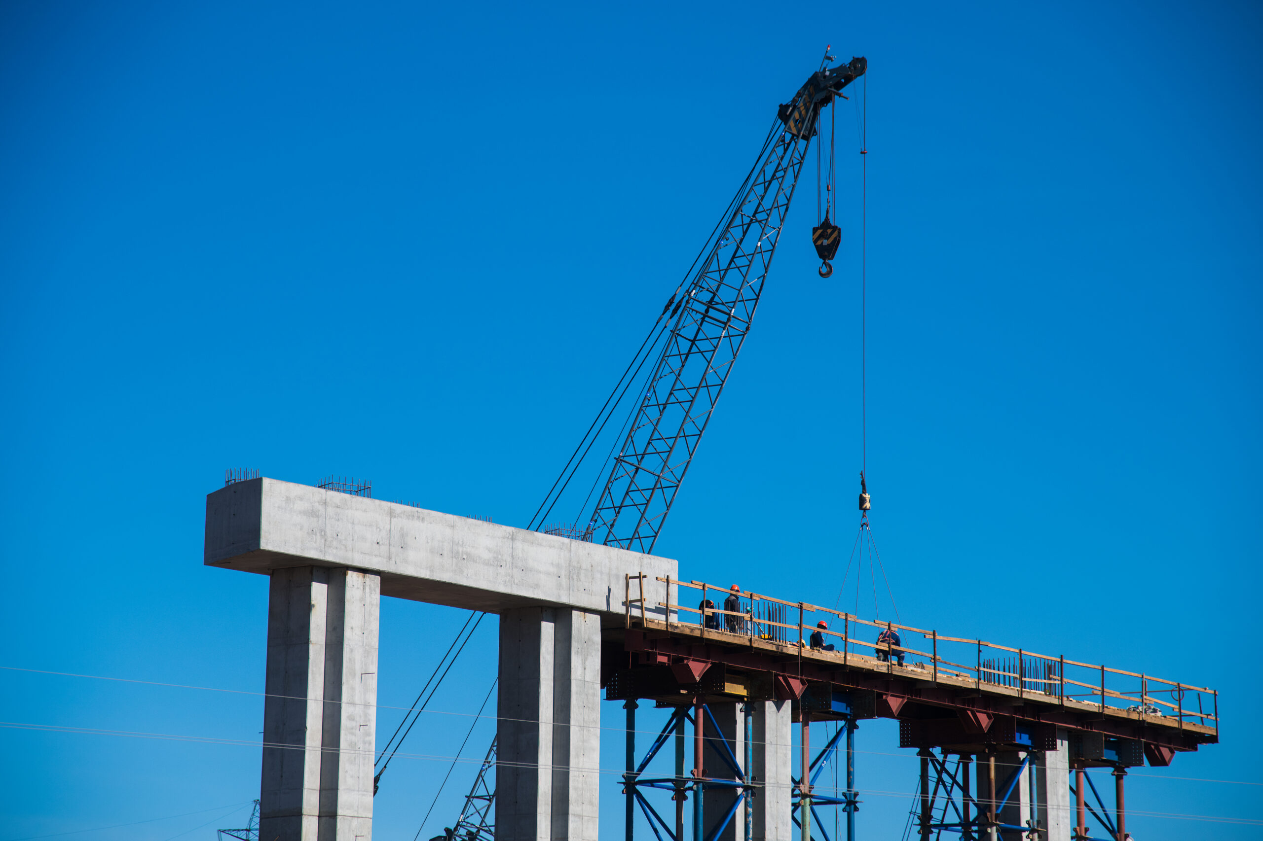 Liggers nieuwe brug Roode Vaart geplaatst bij Zevenbergen